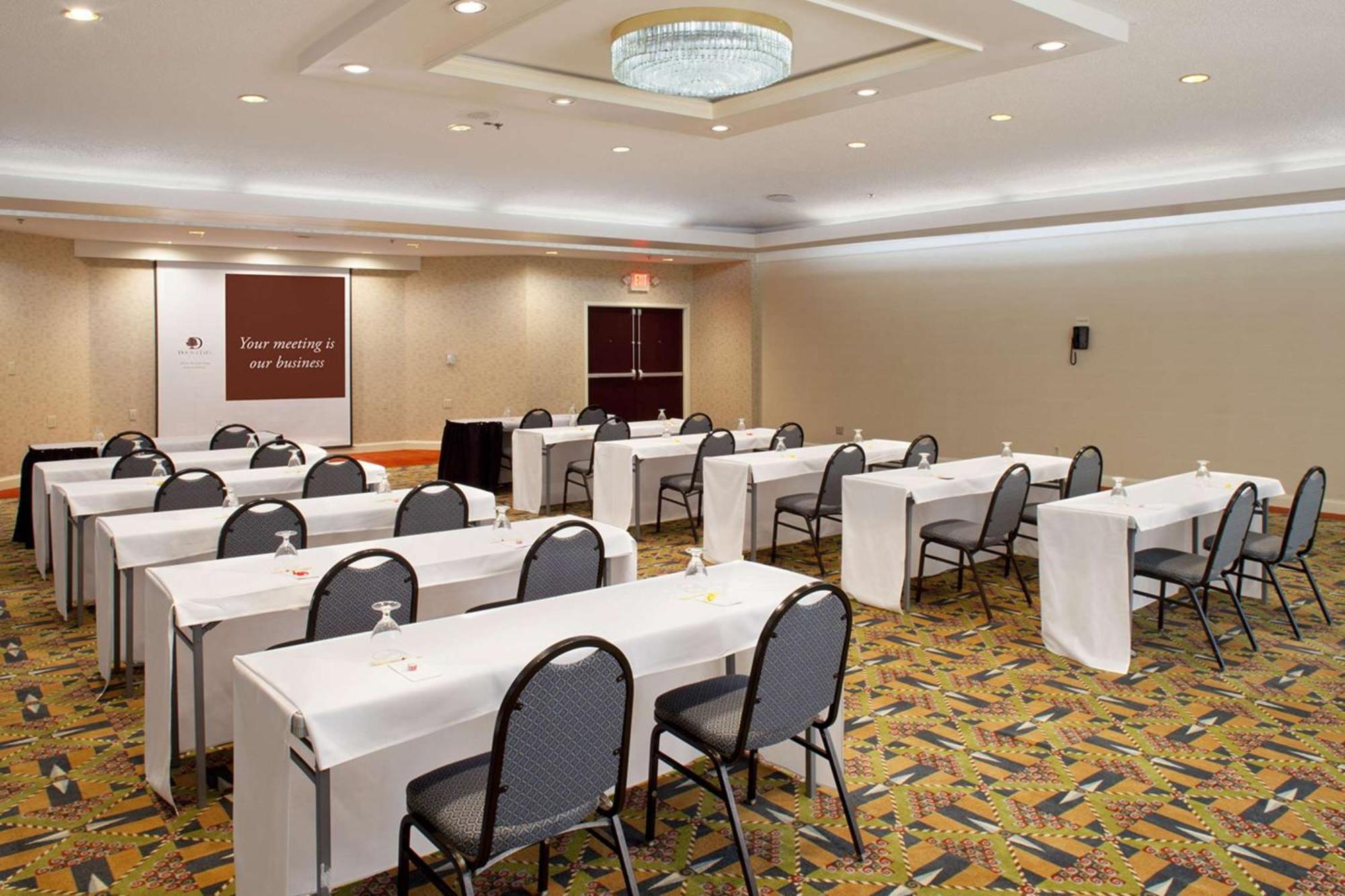 Doubletree By Hilton Fayetteville Extérieur photo